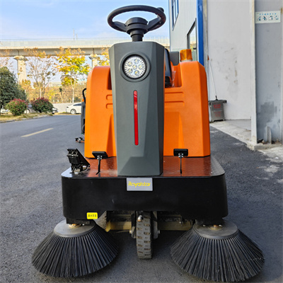 工廠車(chē)間使用駕駛式掃地機(jī)，高效率的同時(shí)省人工