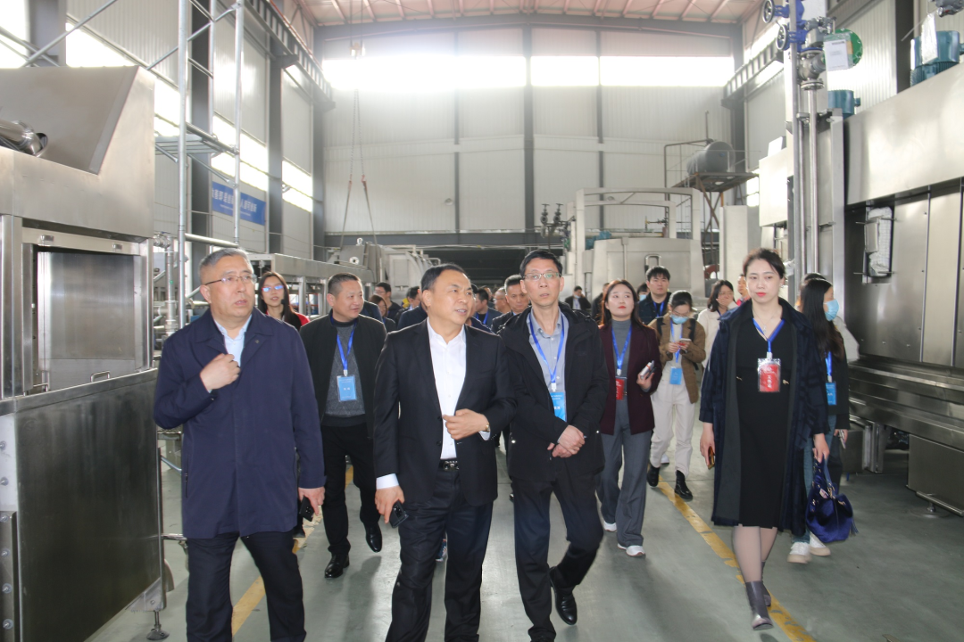舟山市經信局副局長毛潤洲攜舟山市優秀企業家代表一行40余人蒞臨銳智股份調研考察! 舟山市經信局副局長毛潤洲攜舟山市優秀企業家代表一行40余人蒞臨銳智股份調研考察!