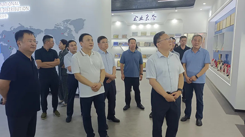 青島市政協(xié)副主席薄濤一行十余人蒞臨銳智智能考察調(diào)研 青島市政協(xié)副主席薄濤一行十余人蒞臨銳智智能考察調(diào)研